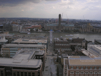 Pohled z katedrály St. Paul's na Millenium Bridge